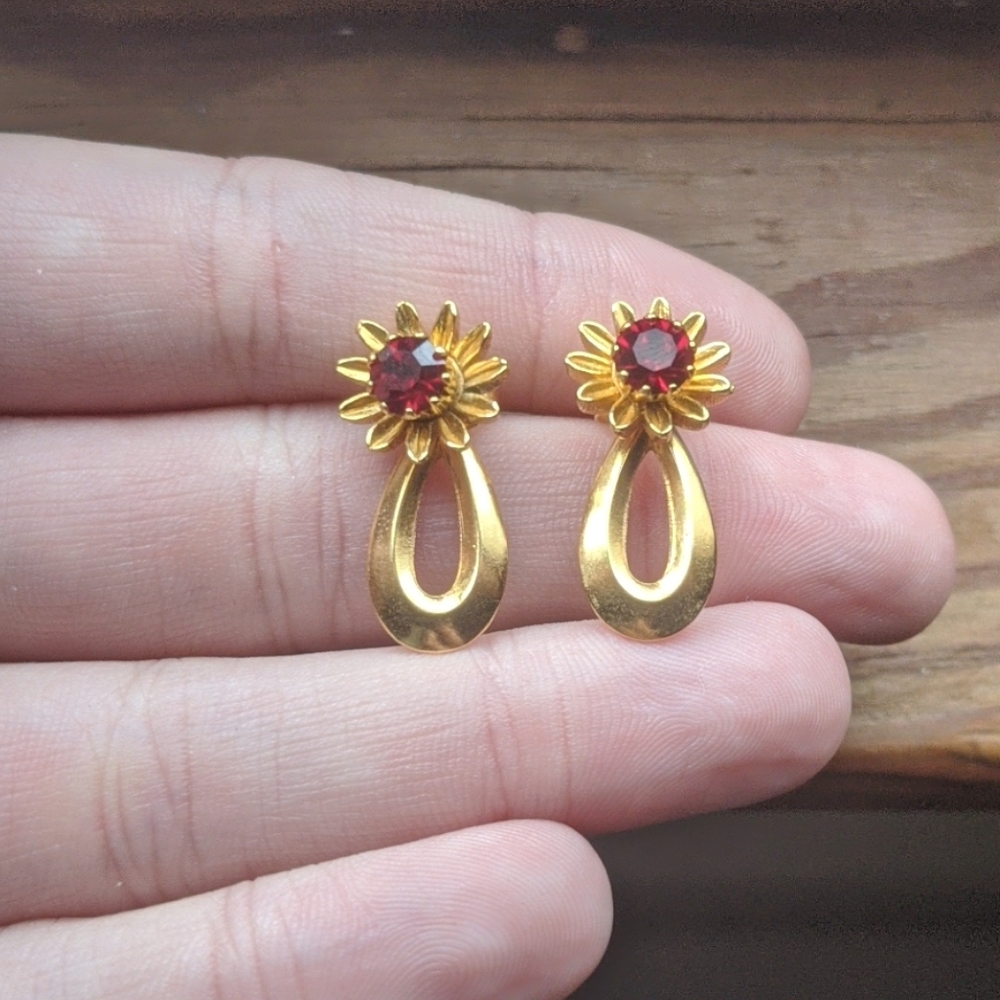 💛Vintage 💛adjustable Ruby and gold earrings